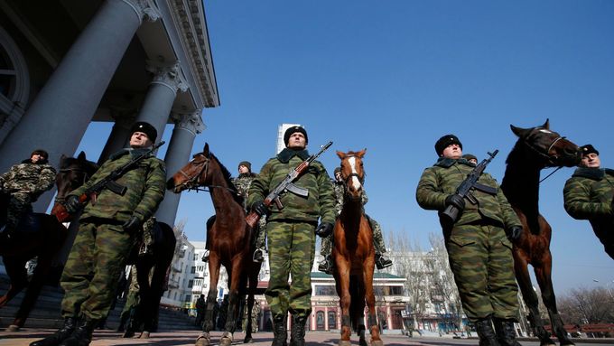 Separatisté v Doněcku před sídlem "prezidenta" samozvané Doněcké lidové republiky Alexandra Zacharčenka.