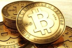 Muž ukradl bitcoiny v hodnotě 16 milionů korun, hrozí mu až 18 let vězení