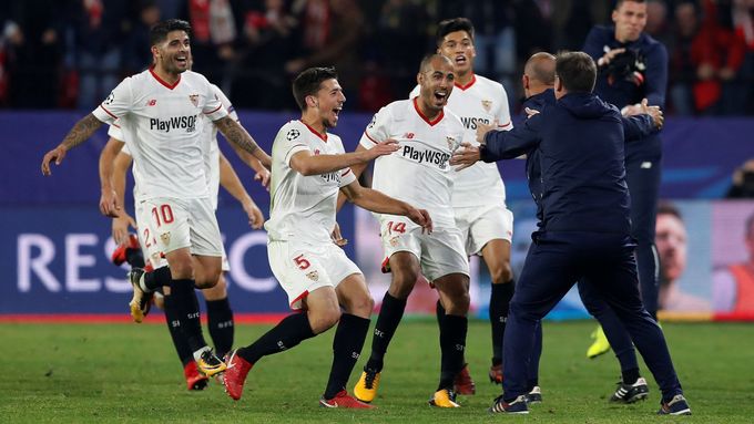 Fotbalisté Sevilly se běží podělit s trenérem Eduardem Berizzem o radost z gólu proti Liverpoolu