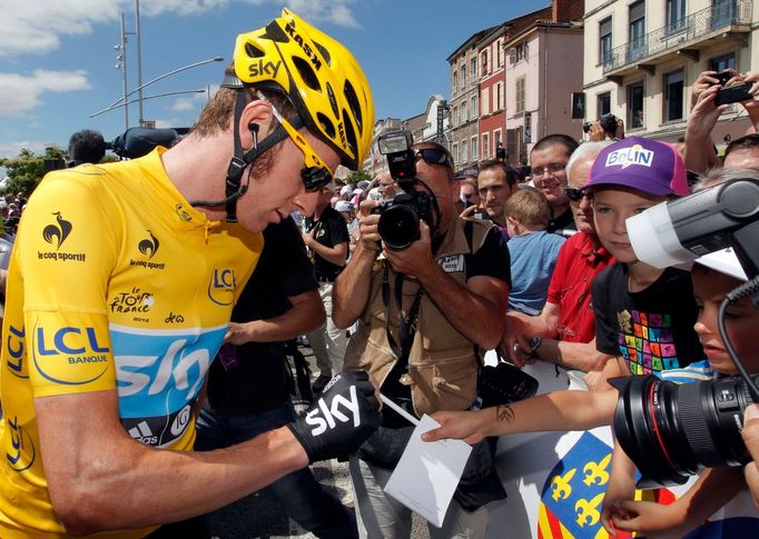 Britský cyklista Bradley Wiggins ze stáje Sky Procycling před závodem desáté etapy Tour de France 2012.