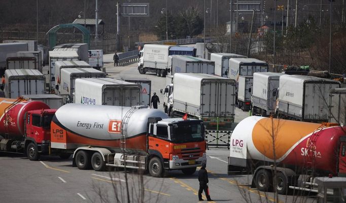 South Korean security guards keep watch as South Korean trucks return to South Korea's CIQ (Customs, Immigration and Quarantine) after they were banned from entering the Kaesong industrial complex in North Korea, just south of the demilitarised zone separating the two Koreas, in Paju, north of Seoul, April 3, 2013. North Korean authorities were not allowing any South Korean workers into a joint industrial park on Wednesday, South Korea's Unification Ministry and a Reuters witness said, adding to tensions between the two countries. REUTERS/Kim Hong-Ji (SOUTH KOREA - Tags: MILITARY POLITICS TRANSPORT BUSINESS) Published: Dub. 3, 2013, 4:35 dop.