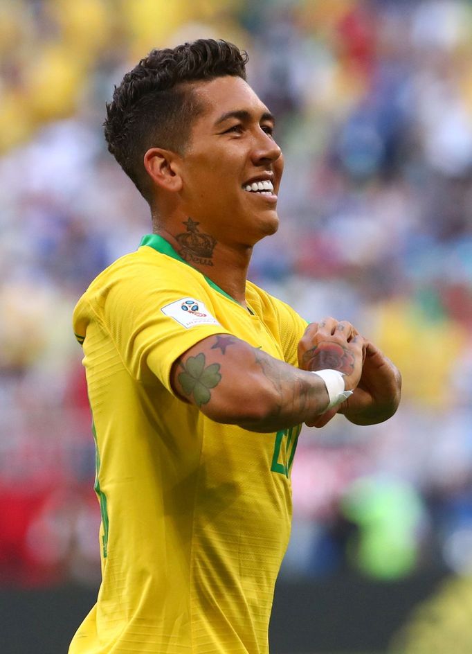 Roberto Firmino slaví gól v zápase Mexiko - Brazílie na MS 2018