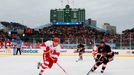 Kris Draper projíždí kolem útočníka Chicaga Martina Havláta na NHL Winter Classic.