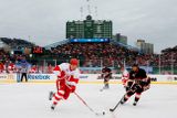 Během zimy se pak v NHL například opět odehrálo utkání Winter Classic pod otevřeným nebem, tentokráte mezi jedněmi ze zakládajících týmů NHL, Chicagem a Detroitem.