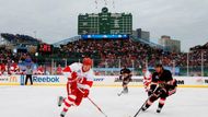 Během zimy se pak v NHL například opět odehrálo utkání Winter Classic pod otevřeným nebem, tentokráte mezi jedněmi ze zakládajících týmů NHL, Chicagem a Detroitem.