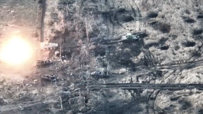 Video zveřejněné na telegramovém účtu Speciálních sil Ukrajiny ukazuje masakr ruských tanků a obrněnců u Avdijivky.