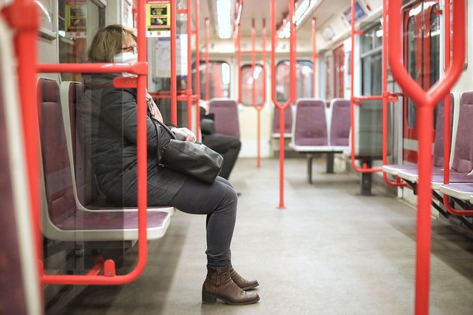 Metro A mezi Můstkem a Muzeem v půl 4. Skoro prázdno.