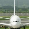 Airbus A380 na londýnském letišti