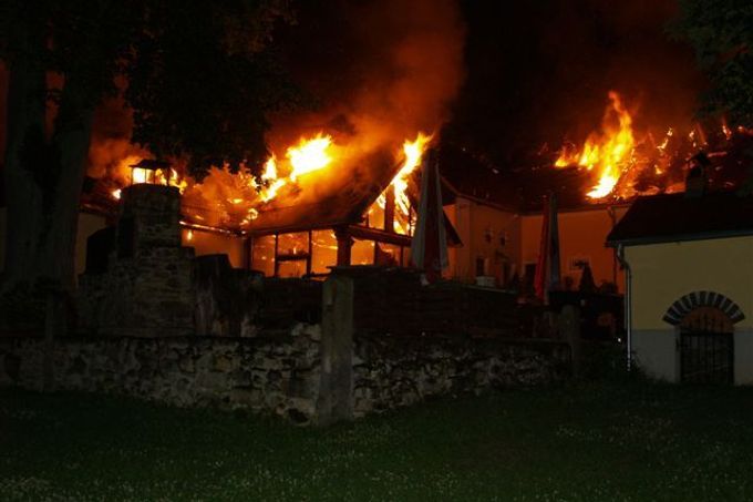 Úder blesku zapálil penzion v obci Velký Ratmírov. Oheň způsobil škodu 30 milionů.