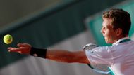 Nic nenasvědčovalo komplikacím. Berdych ale přišel o servis a v koncovce znovu po obranném lobu soupeře, čímž ztratil i třetí set. Nakonec však zvítězil.