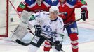 Hokejista Dynama Moskva Alexej Cvetkov čeká na šanci před Tomášem Pöpperlem a Vitalijem Karamnovem v utkání KHL 2012/13 proti Lvu Praha.