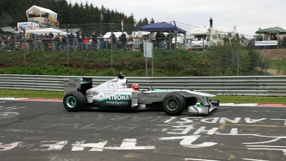 Michael Schumacher jel po legendární Nordschleife před více než dva stovkami tisíc diváků - podívejte se na video.