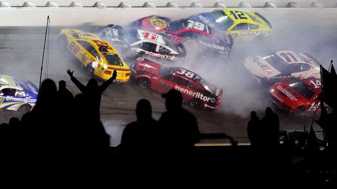 Hromadná havárie, která rozhodla letošní ročník prestižního závodu NASCAR Daytona 500