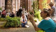 V době, kdy Gdaňsk přitahuje davy účastníků festivalu Open'er, se Centrum sv. Jana stává místem alternativní relaxace. „LeŚnia“ nabízí prostor klidu, kde se člověk může nadechnout, poslouchat zvuky přírody a ponořit se do lesní atmosféry.