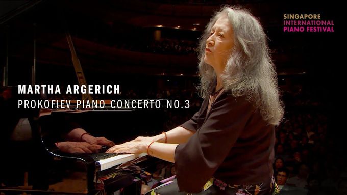 Na záznamu z roku 2018 hraje Martha Argerich na singapurském festivalu Prokofjevův klavírní koncert č. 3.