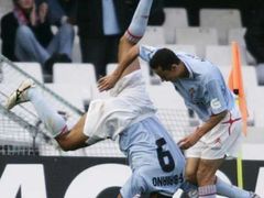 Fernando Baiano z Celty Vigo slaví přemetem gól v síti Villarealu. Vpravo mu gratuluje spoluhráč Nene Carvalho.
