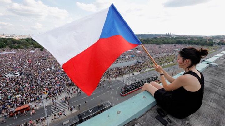 Na Letné protestovalo čtvrt milionu lidí, proč to nikoho nezajímá? diví se v Německu