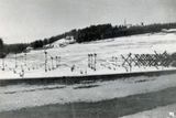 Přes 80 let starý snímek masivu Adamovy hory, kde byla v letech 1936–38 vybudována dělostřelecká tvrz Adam. Na snímku je vidět tvrzový dělostřelecký srub K-Am-S 43 "Veverka" a vpravo trigonometr kóty Adam.