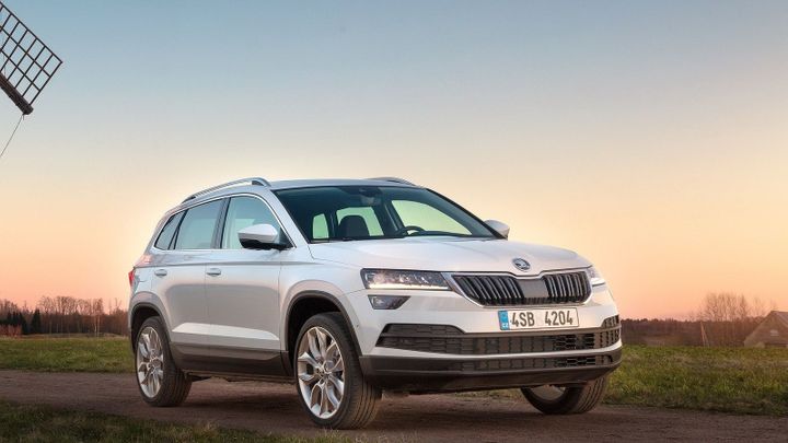 SUV odolávají krizi. Trh s auty klesá, neplatí to však o nejprodávanější třídě