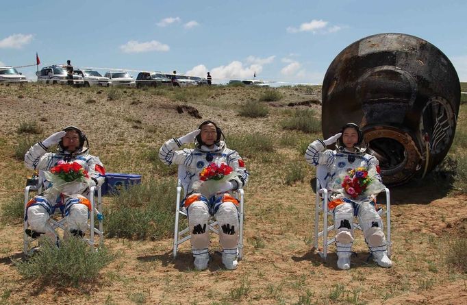 n: REFILE - CORRECTING BYLINE Chinese astronauts Jing Haipeng (C), Liu Wang (L) and Liu Yang, China's first female astronaut, salute in front of the re-entry capsule of China's Shenzhou 9 spacecraft in Siziwang Banner, Inner Mongolia Autonomous Region June 29, 2012. China's Shenzhou 9 spacecraft returned to Earth on Friday, ending a mission that put the country's first woman in space and completed a manned docking test critical to its goal of building a space station by 2020. REUTERS/Xinhua/Wang Jianmin (CHINA - Tags: MILITARY SCIENCE TECHNOLOGY TPX IMAGES OF THE DAY) NO SALES. NO ARCHIVES. FOR EDITORIAL USE ONLY. NOT FOR SALE FOR MARKETING OR ADVERTISING CAMPAIGNS. THIS IMAGE HAS BEEN SUPPLIED BY A THIRD PARTY. IT IS DISTRIBUTED, EXACTLY AS RECEIVED BY REUTERS, AS A SERVICE TO CLIENTS. CHINA OUT. NO COMMERCIAL OR EDITORIAL SALES IN CHINA. YES Published: Čer. 29, 2012, 4:39 dop.