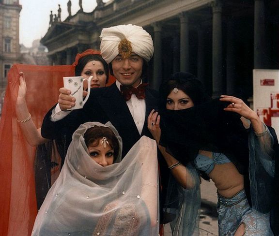 Karel Gott ve filmovém muzikálu Hvězda padá vzhůru.