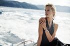 Česká modelka Karolína Kurková na Lindberghově snímku pro reklamní kampaň švýcarské hodinářské firmy IWC Schaffhausen (2014).