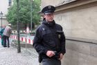 Policista si všiml ruchu, přemýšlí komu má zatelefonovat.