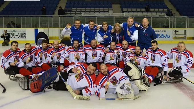 Česká sledge hokejová reprezentace suverénně ovládla všechny zápasy a z mistrovství světa skupiny B v japonském Tomakomai přivezla zasloužené zlato.