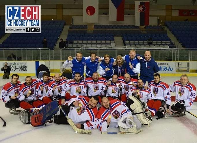 Česká sledge hokejová reprezentace suverénně ovládla všechny zápasy a z mistrovství světa skupiny B v japonském Tomakomai přivezla zasloužené zlato.