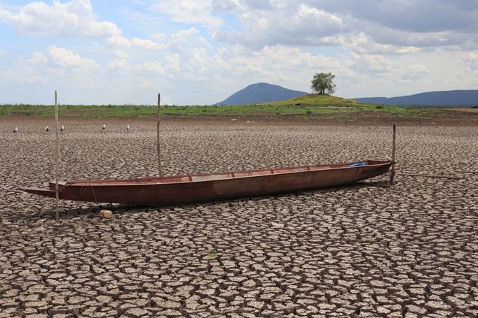 Vyschlá přehrada v thajské provincii Lopburi.