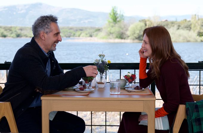 John Turturro jako Damian a Julianne Moore coby Ingrid.