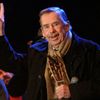 Václav Havel při oslavách 20 let od 17. listopadu s kytarou
