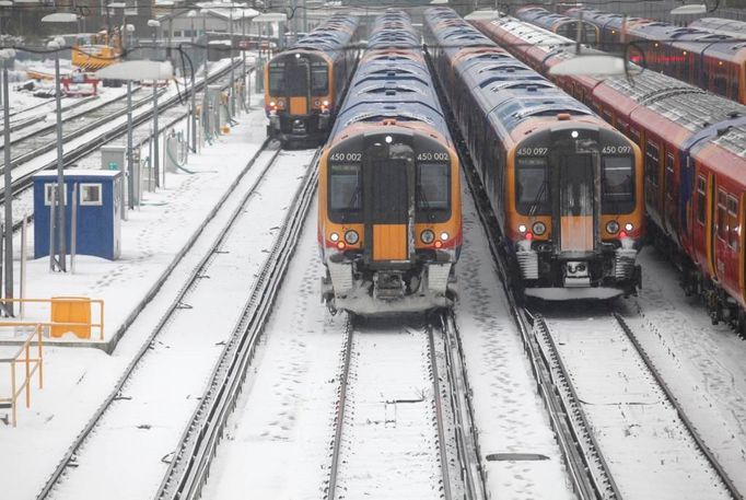 Vlaky na Clapham Junction na jihu Londýna.