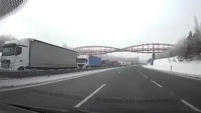 Záběry z dálnice D8. Kamiony stály v dlouhé koloně před hranicí s Německem v obou pruzích.