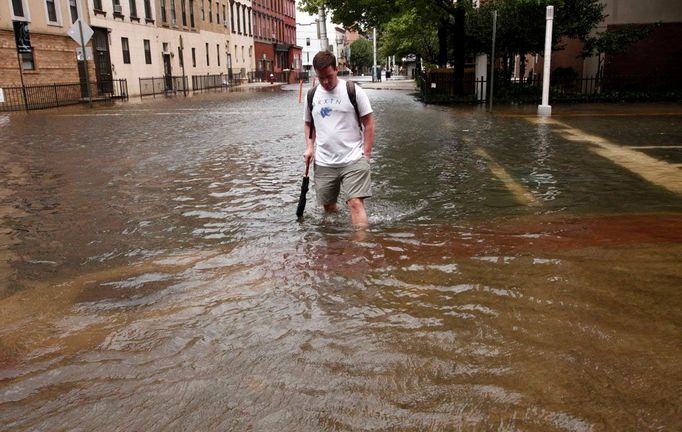 Zaplavené ulice v níže položené části Hobokenu, New Jersey.