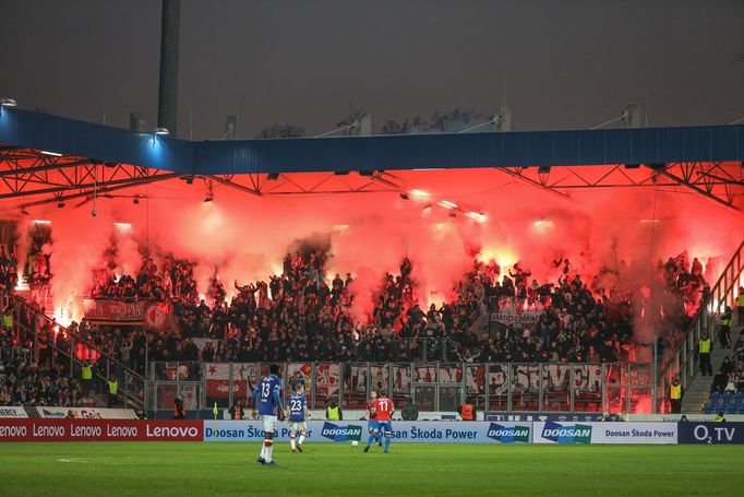 Fanoušci Slavie v zápase první ligy Plzeň - Slavia.