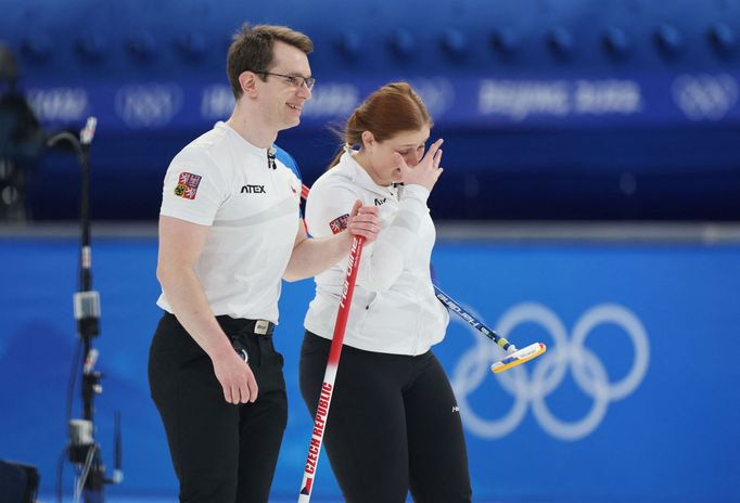 Zuzana Paulová a Tomáš Paul slaví triumf nad Norskem v zápase smíšených dvojic na ZOH 2022.