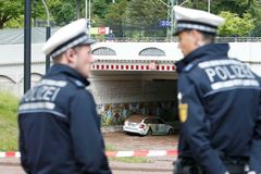 Mrtví při záplavách v Německu. 13letou dívku, která se schovávala před deštěm, zabil vlak
