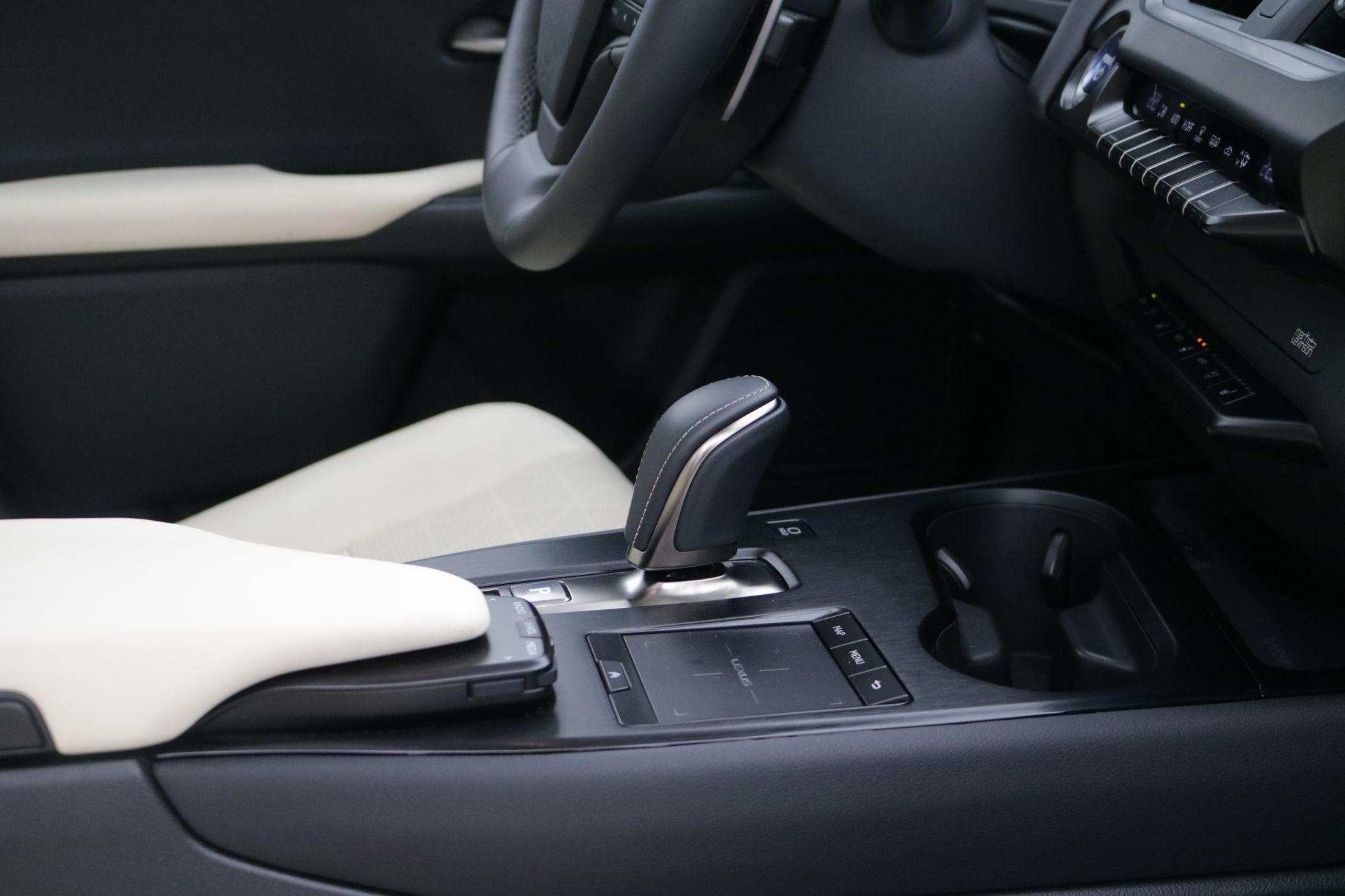 Lexus UX300e elektromobil
