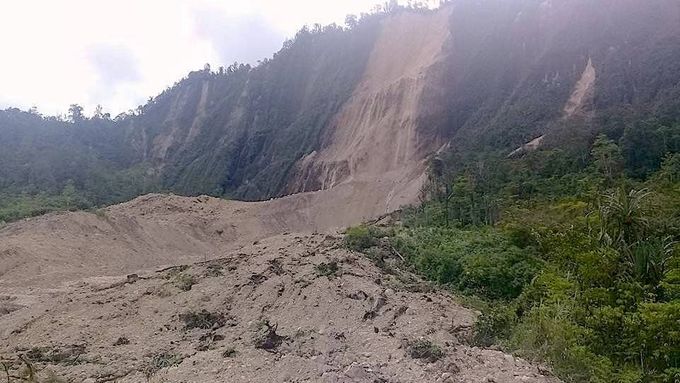 Papua-Nová Guinea: Zemětřesení způsobilo sesuvy půdy.