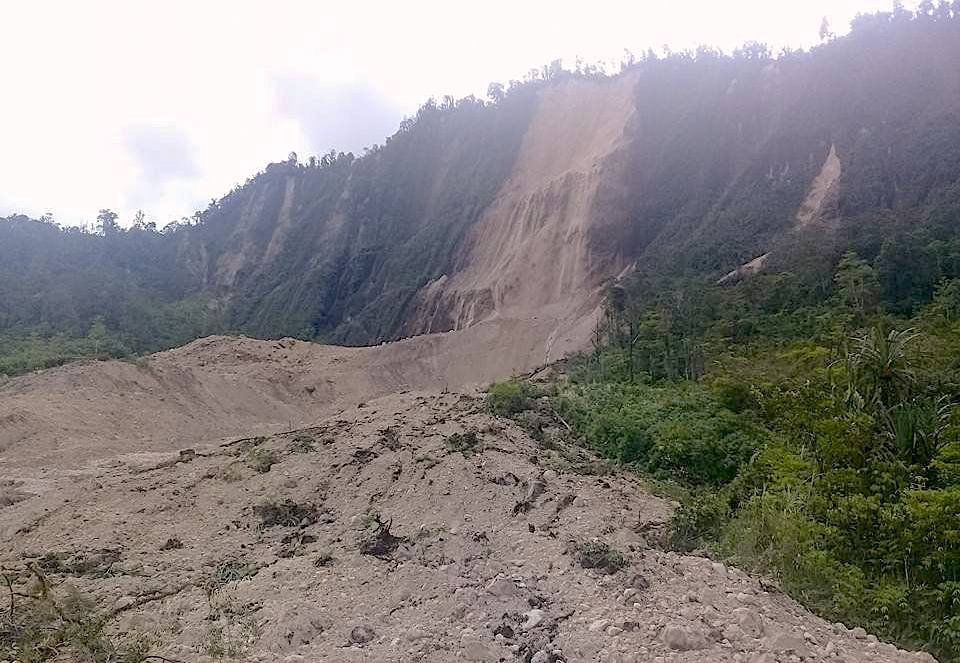 Papua-Nová Guinea: Zemětřesení způsobilo sesuvy půdy.