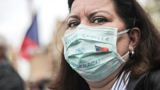 Přes tisíc lidí protestovalo proti vládě. Rouška není náhubek, křičeli v rozestupech