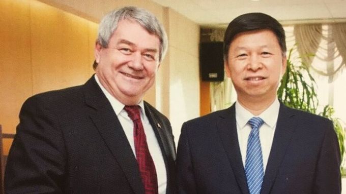 My soudruzi spolu mluvíme. Vojtěch Filip s vedoucím Mezinarodniho oddělení Ústředního výboru Komunistické strany Číny Sung Tchaem při setkání v Pekingu v roce 2016.