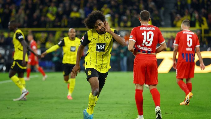 Karim Adeyemi slaví gól v zápase bundesligy Dortmund - Heidenheim.