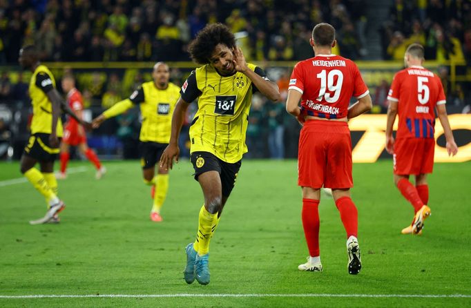 Karim Adeyemi slaví gól v zápase bundesligy Dortmund - Heidenheim.