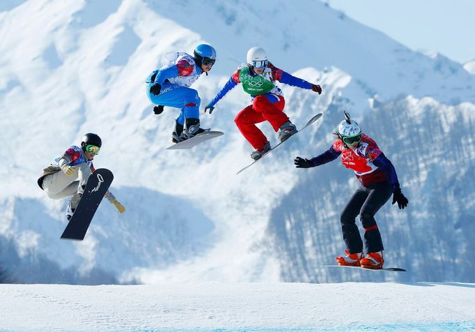 Soči 2014, snowboardcross: (zprava) Eva Samková, Nelly Moenne-Loccozová, Maria Rambergerová a Faye Guliniová ve čtvrtfinále