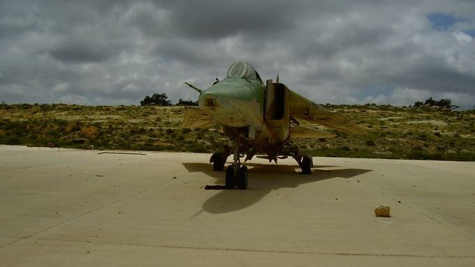 Letadlo Kaddáfího armády na letišti Labrak, nyní pod kontrolou povstalců.