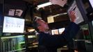 Traders work the floor of the New York Stock Exchange June 15, 2012. REUTERS/Eric Thayer (UNITED STATES - Tags: BUSINESS) Published: Čer. 15, 2012, 2:48 odp.