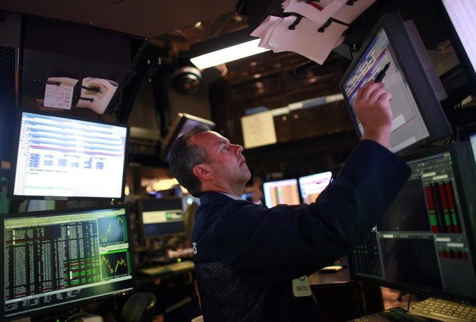 Traders work the floor of the New York Stock Exchange June 15, 2012. REUTERS/Eric Thayer (UNITED STATES - Tags: BUSINESS) Published: Čer. 15, 2012, 2:48 odp.