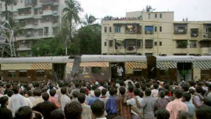 Lidé zírají na zničený vlak v Bombaji.